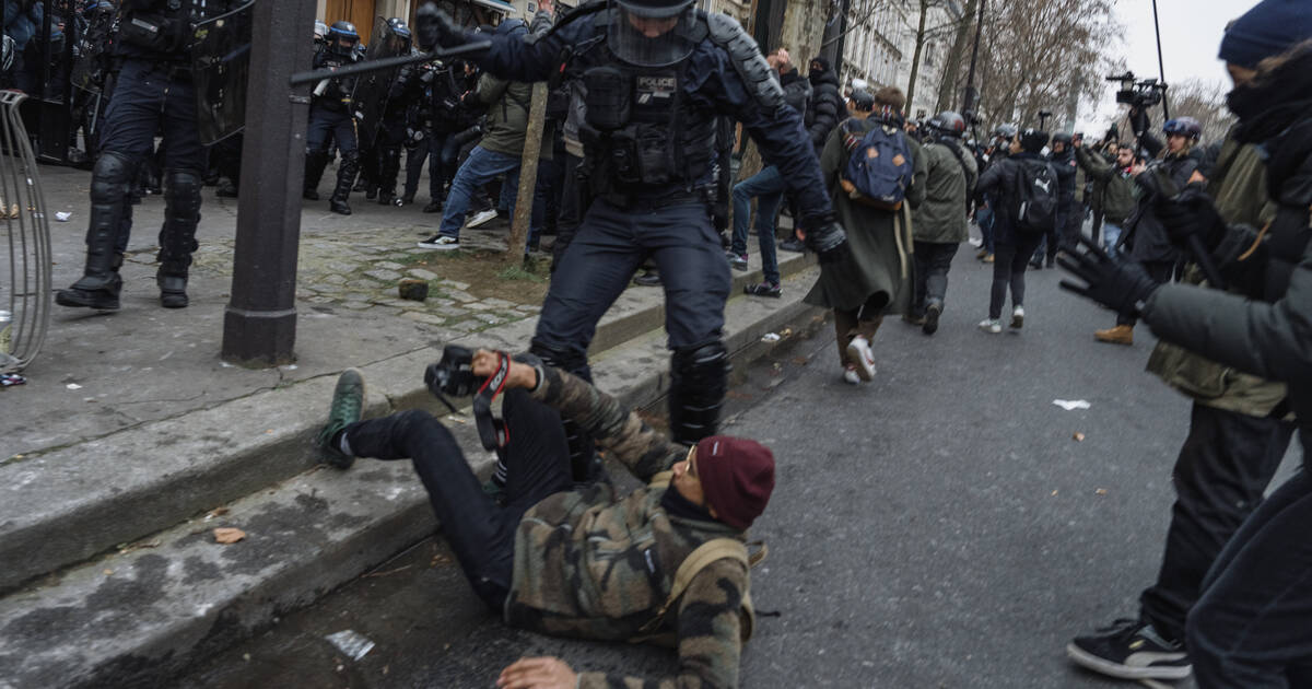 Deux policiers parisiens mis en examen après la mutilation d’un photographe lors d’une manifestation