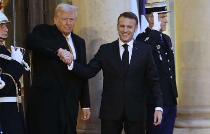 Diplomatie : Reçu à l'Élysée, Trump encense ses liens avec Macron alors que le monde devient « un peu fou »