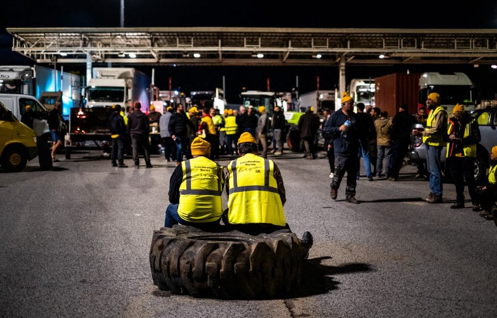 DIRECT Colère des agriculteurs : La Confédération rurale ne lâche pas prise, l’autoroute A9 bloquée…