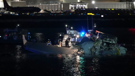 DIRECT. Crash à Washington: des recherches "difficiles" en cours dans le fleuve Potomac