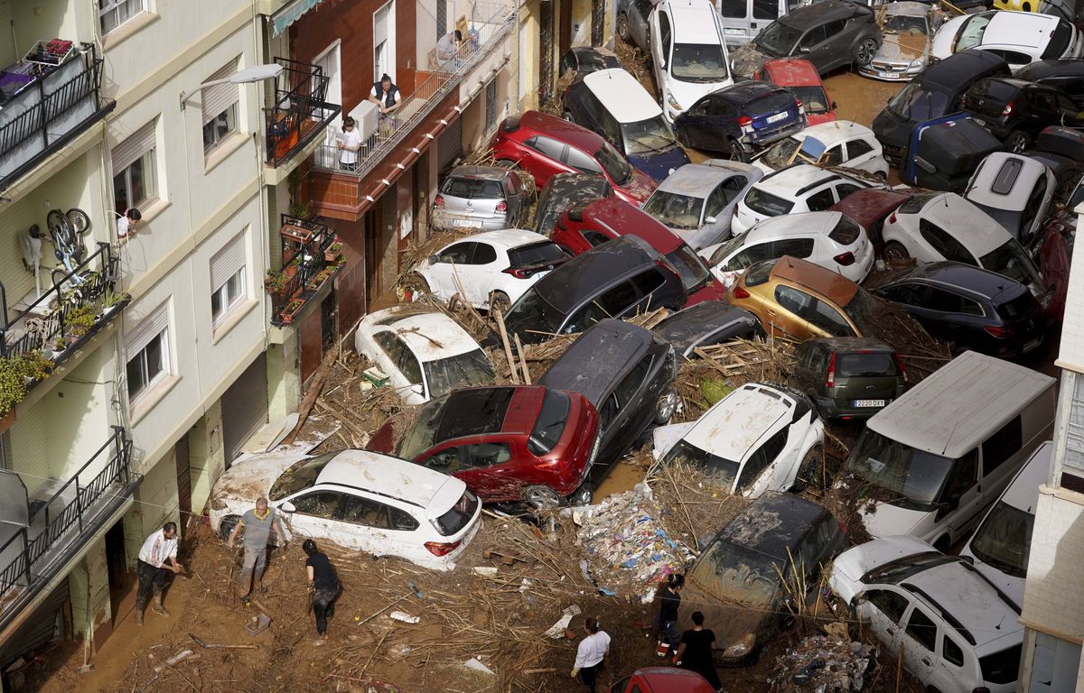 DIRECT : Inondations en Espagne, le bilan grimpe à 64 morts, un deuil national de trois jours décrété...