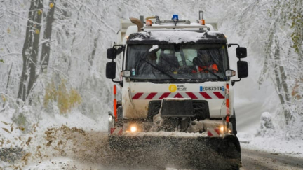 DIRECT. Neige et verglas: 24 départements toujours en vigilance orange, 200.000 foyers privés d'électricité