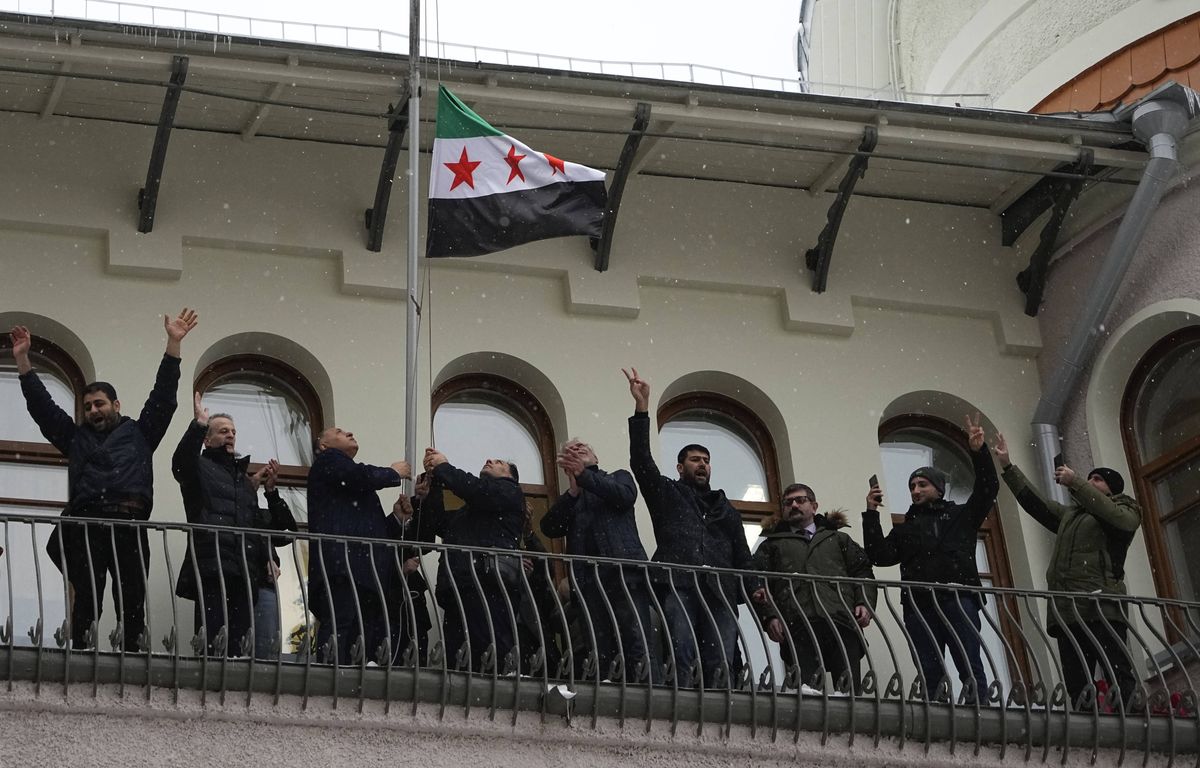 DIRECTE Chute de Bachar al-Assad : Le drapeau de l'opposition syrienne flotte sur l'ambassade de Syrie à Moscou...