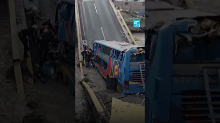 ⚠️ 🇵🇪 #Pérou: un #autocar coincé dans une #rivière après l'effondrement d'un pont • FRANCE 24