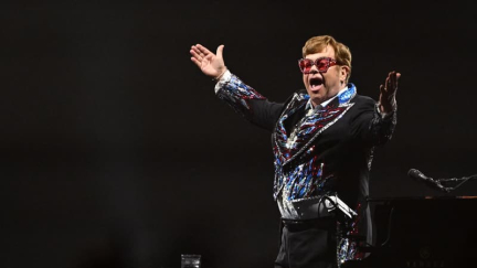 Elton John: premières images de son nouveau clip "Never Too Late"