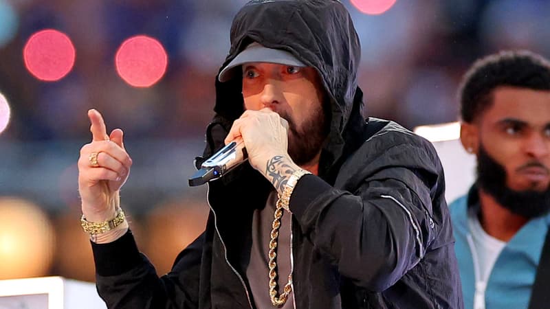 Eminem rend hommage à sa mère sur scène, une semaine après sa mort