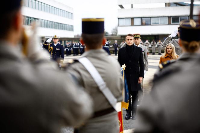 Emmanuel Macron investit la scène internationale, du Liban aux vœux aux armées