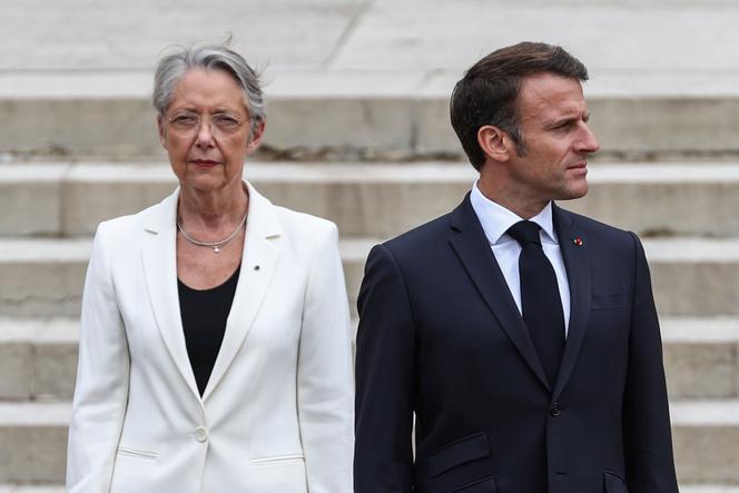 Emmanuel Macron rend hommage à Elisabeth Borne, élevée au grade de commandeur de la Légion d’honneur