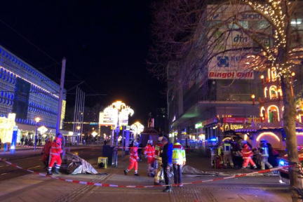 En Allemagne, à Magdebourg, au moins deux morts et une soixantaine de blessés après qu’une voiture a percuté un marché de Noël ; les autorités régionales suspectent un « attentat »