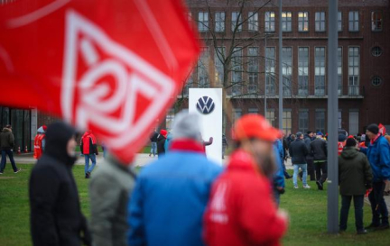 En Allemagne, le conflit social chez Volkswagen se durcit et se politise