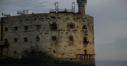 En Charente-Maritime, la coûteuse remise en forme du fort Boyard fait grincer quelques dents