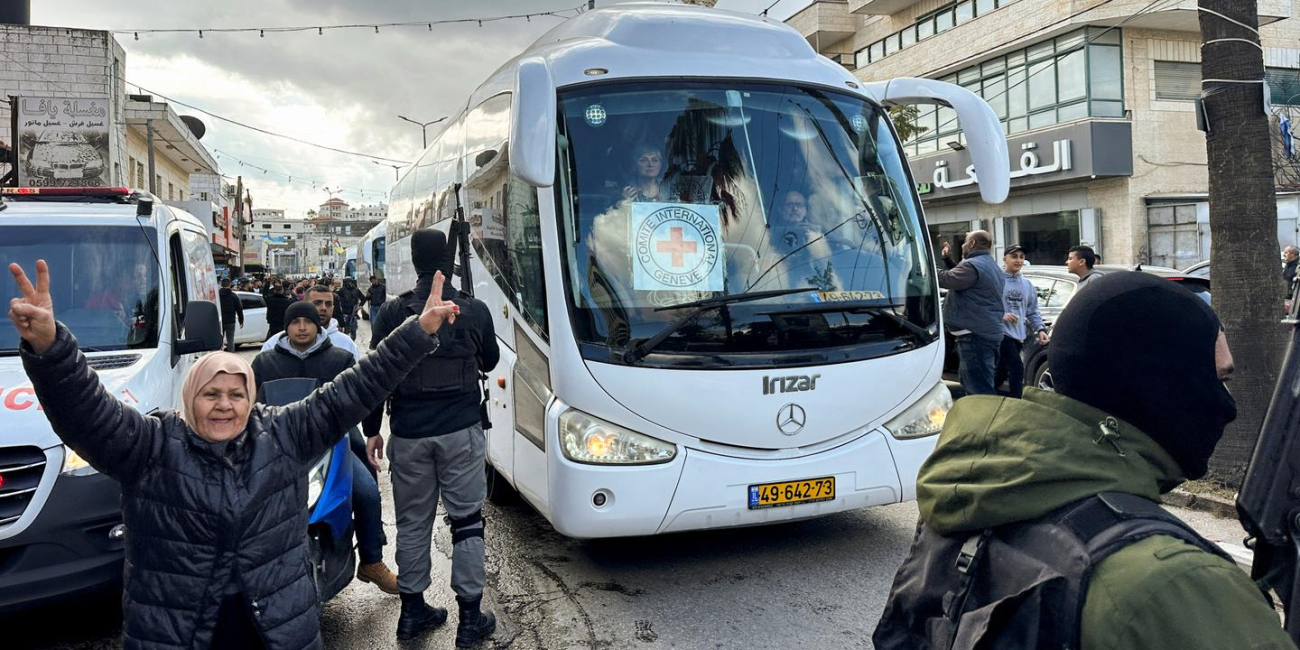 En direct, cessez-le-feu à Gaza : 200 prisonniers palestiniens ont été libérés, quelques heures après l’arrivée en Israël de quatre soldates otages du Hamas