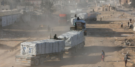 En direct, cessez-le-feu dans la bande de Gaza : 915 camions d’aide humanitaire sont entrés lundi dans l’enclave, selon l’ONU