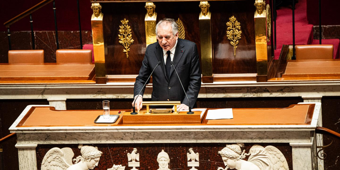 En direct, gouvernement Bayrou : les députés socialistes se réuniront cet après-midi pour décider s’ils voteront ou non la censure