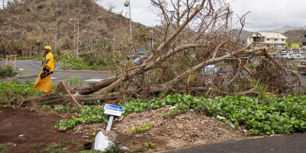 En direct, Mayotte : François Bayrou pense que le nombre de morts se compte en dizaines et pas en milliers, après le passage du cyclone Chido