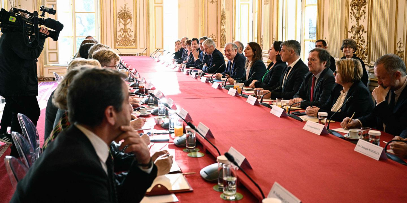 En direct, nouveau gouvernement : les différentes forces politiques ont jusqu’à vendredi, 14 heures, pour exprimer leur positionnement