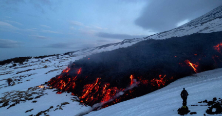 En éruption, l’Etna attire un flot incontrôlable de touristes venus pour voir la neige et la lave