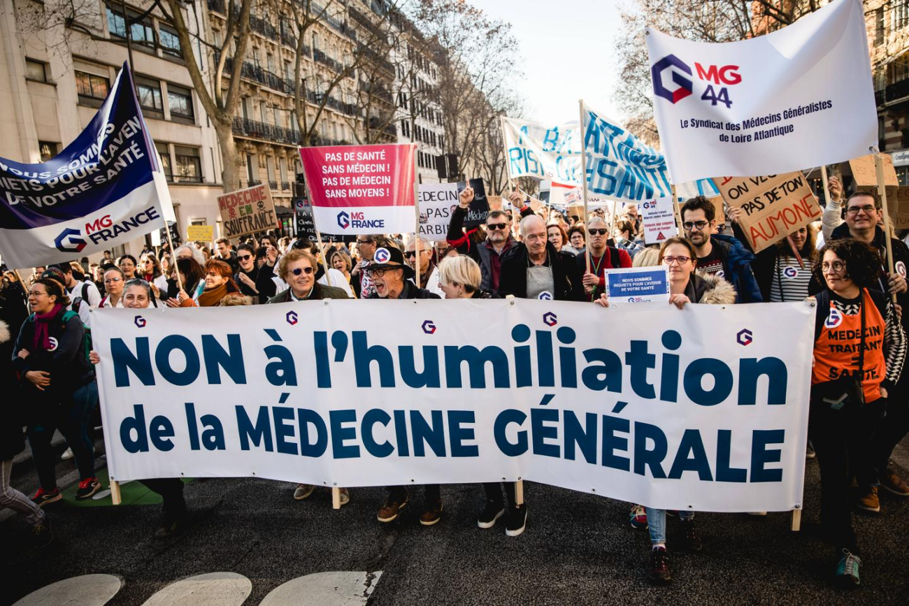 En grève, les internes de médecine générale manifestent à Paris