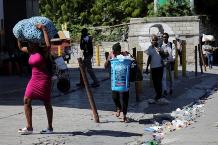 En Haïti, les violences des gangs ont entraîné le déplacement de plus de 40 000 personnes en dix jours à Port-au-Prince, selon l’ONU