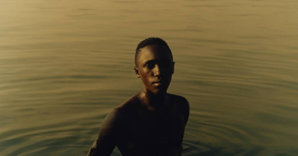 EN IMAGES – Au travail dans un lac pollué d’Ouganda, une fratrie solidaire