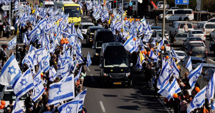 En Israël, la foule se rassemble le long des routes pour les funérailles de la famille Bibas, otages tués à Gaza