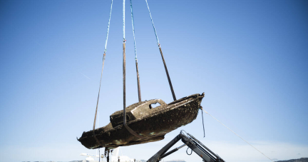 En Méditerranée, la pêche aux épaves abandonnées des bateaux de plaisance qui polluent la rade de Toulon