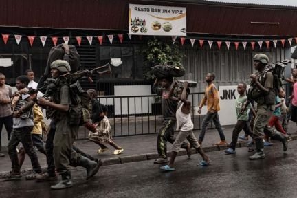 En RDC, la ville de Goma toujours sous les tirs, plusieurs ambassades, dont celle de la France, attaquées par des manifestants à Kinshasa