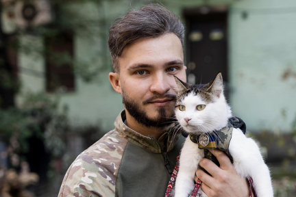 En Ukraine, chats et chiens sont de fidèles compagnons d’armes