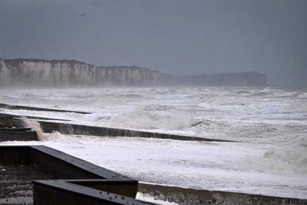 environ 15 000 foyers sans électricité en Bretagne et Normandie dimanche soir