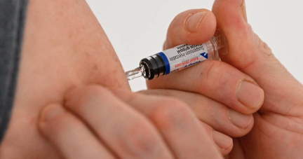 Epidémie de grippe : le gouvernement a-t-il refusé un vaccin plus efficace car il coûtait trop cher ?