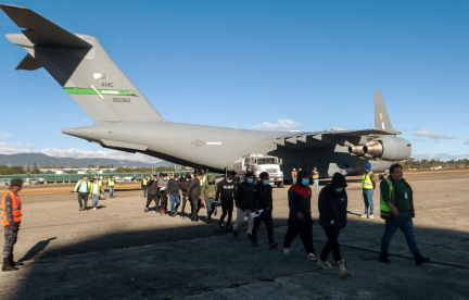 États-Unis : Deux avions militaires atterrissent au Guatemala, marquant le début des expulsions sous Trump