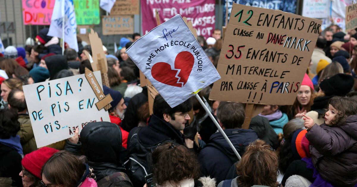 Fermetures de classes : à Paris, plusieurs centaines de profs et de parents manifestent par crainte d’une «hémorragie»