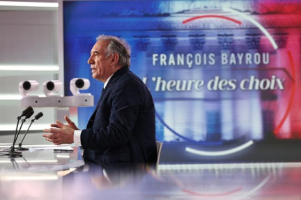 François Bayrou se tourne vers sa droite pour espérer durer au-delà du vote du budget