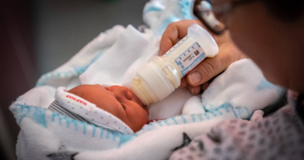 Garde d’enfant : la Cour des comptes suggère de rallonger le congé maternité d’un mois et de mieux indemniser les congés parentaux