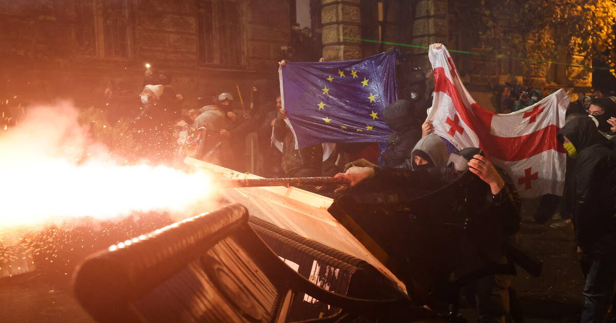 Géorgie : une troisième soirée de répression policière contre les manifestants pro-UE devant le Parlement