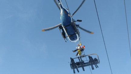 Hautes-Alpes: un télésiège tombe en panne à SuperDévoluy, 240 skieurs évacués par hélicoptère