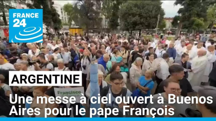 Hospitalisation du pape François : des centaines d'Argentins rassemblés à Buenos Aires