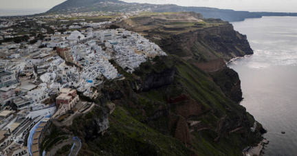 «Il y en a vraiment beaucoup et ça secoue» : l’île grecque de Santorin touchée par des séismes à répétition