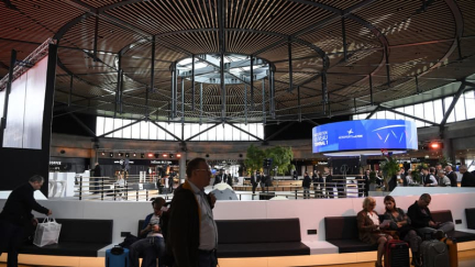 INFO BFM LYON. De la fumée s'échappe d'une valise à l'aéroport Saint-Exupéry, deux vols retardés