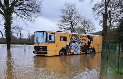 Inondations dans l'Ouest : « On n'a plus rien »... Encerclée par les eaux, la famille en détresse a dû abandonner son bus