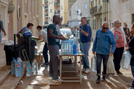 Inondations en Espagne : à Chiva, près de Valence, « on ne peut rien faire d’autre que de s’aider les uns les autres »