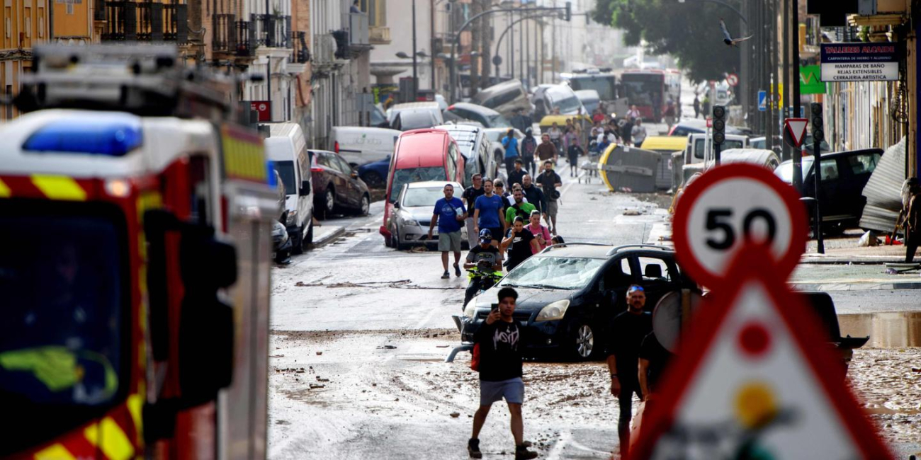 Inondations en Espagne : au moins 63 morts dans les régions de Valence et de Castille-La Manche, le gouvernement décrète trois jours de deuil national.