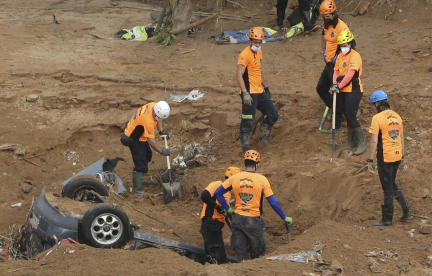 Inondations en Espagne : « Cinq jours après la catastrophe, l'espoir de retrouver des survivants subsiste »