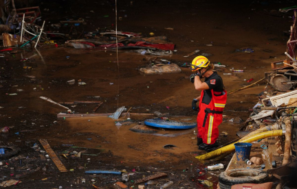 Inondations en Espagne : Le bilan s'alourdit à 211 morts, 10 000 soldats et policiers déployés pour aider les victimes

Inondations en Espagne : Le bilan s’alourdit à 211 morts, 10.000 soldats en policiers déployés pour aider les victimes