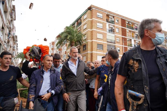 Inondations en Espagne : le roi Felipe VI et Pedro Sanchez accueillis aux cris de « meurtriers ! » par une foule en colère, leur visite interrompue