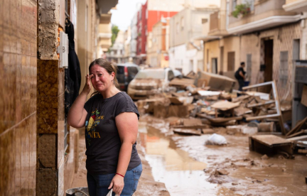 Inondations meurtrières en Espagne : le roi se rend auprès des victimes endeuillées

En espagnol : Inundaciones mortales en España: el rey visita a las víctimas enlutadas