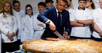 Isolé en son Palais, Emmanuel Macron cherche la ligne directe avec les Français