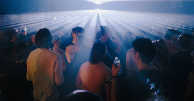 «J’ai besoin de danser, de transpirer, de me lâcher» : de minuit à midi, marathon techno à Paris