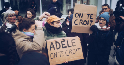 «Je la soutiens de ton mon cœur et de toutes mes tripes» : rassemblement en faveur d’Adèle Haenel avant le procès du réalisateur Christophe Ruggia