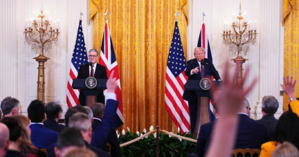 Keir Starmer reçu par Donald Trump à Washington : la diplomatie du sourire crispé